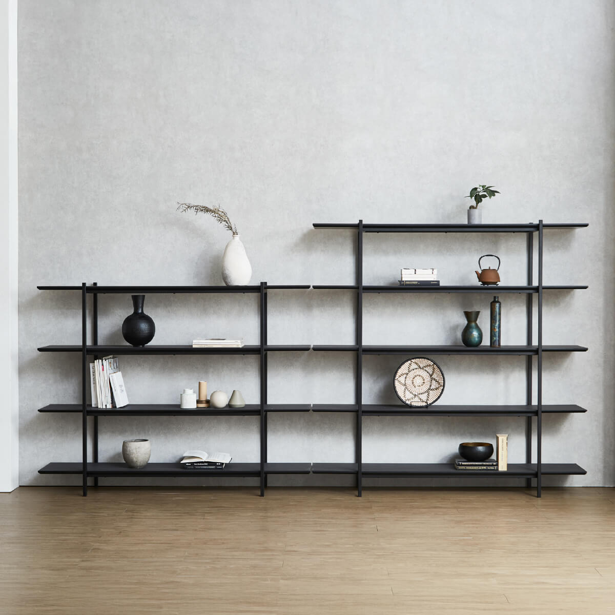 お部屋の間仕切りや、飾り棚としてウォールデコレーションに使用したり、多様なシーンにマッチします。また、サイズ違いで並べていただくと、統一感がでて、より空間が引き締まります。