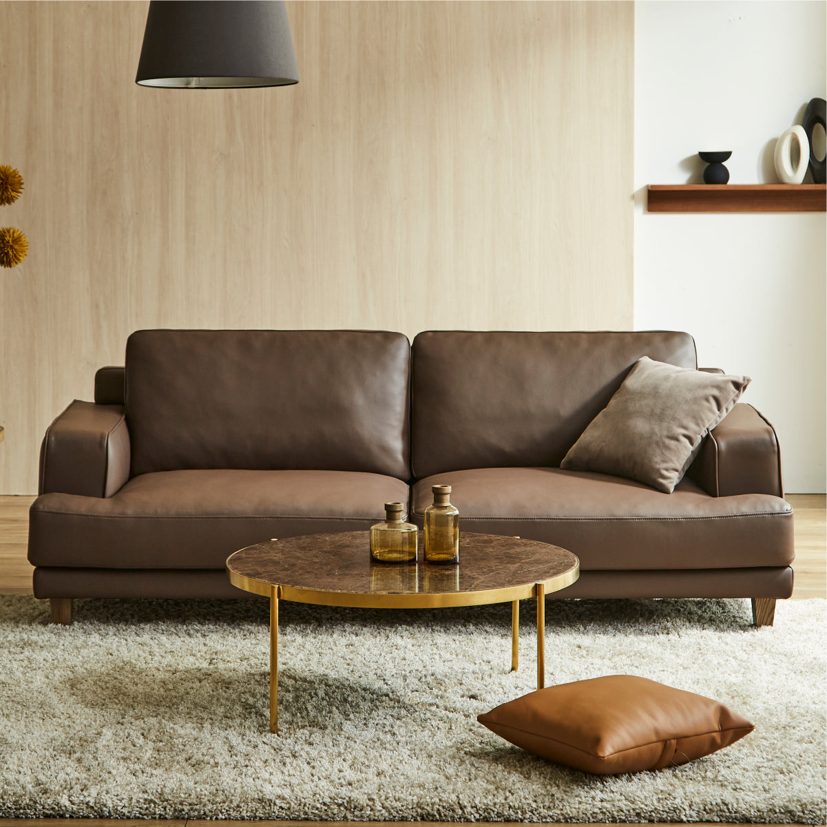 ソファ全体が低くワイドに見えるよう設計。視界を遮らないのでお部屋に圧迫感を与えません。