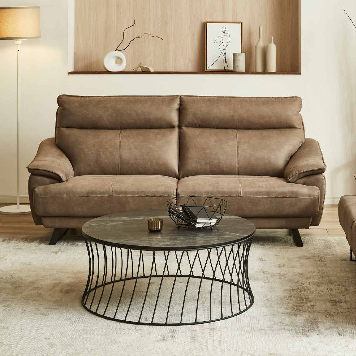 ハイバックで全体のボリュームを残しながら、エレガントなアールラインを取り入れました。