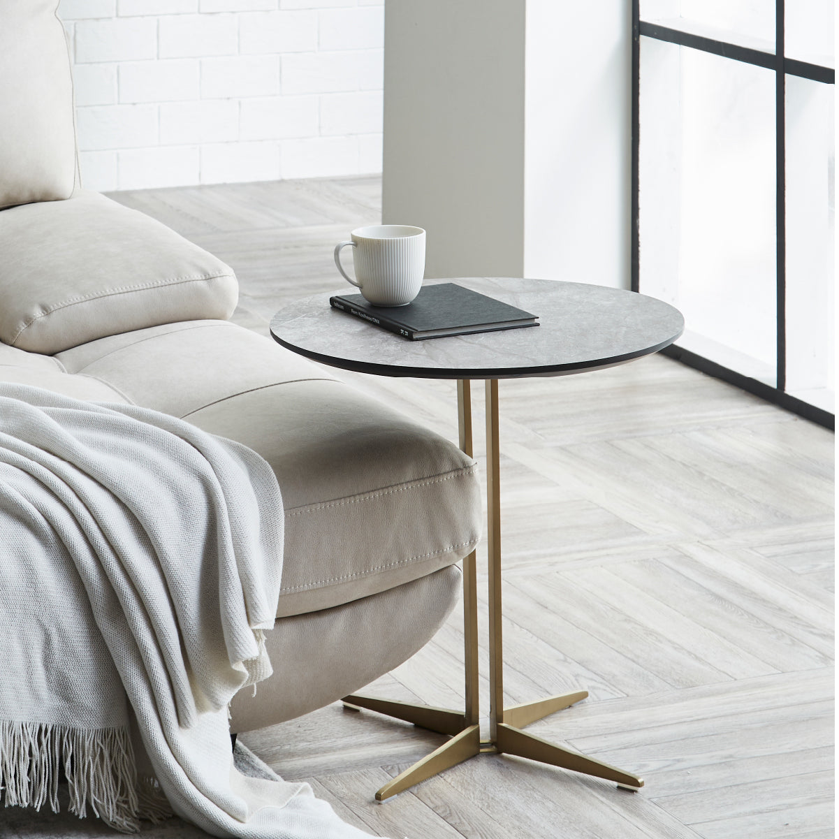 小さいながら存在感のあるサイドテーブル。シャープなシルエットが高級感を引き立てます。