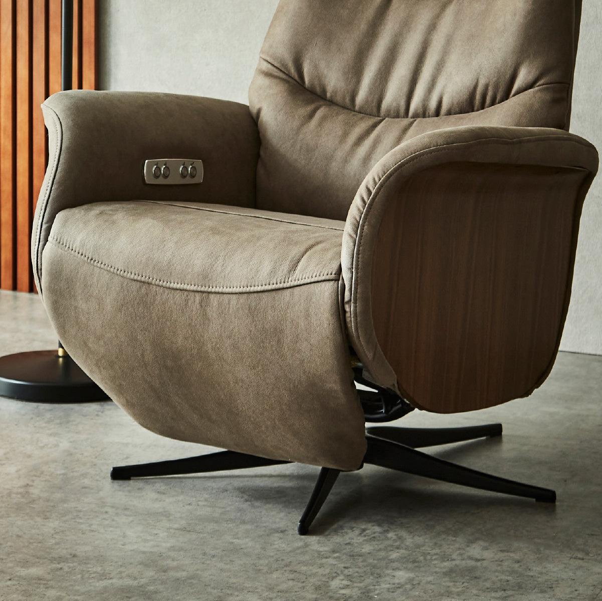 アストロ 電動パーソナルチェア 幅75cm ｜関家具公式通販サイト