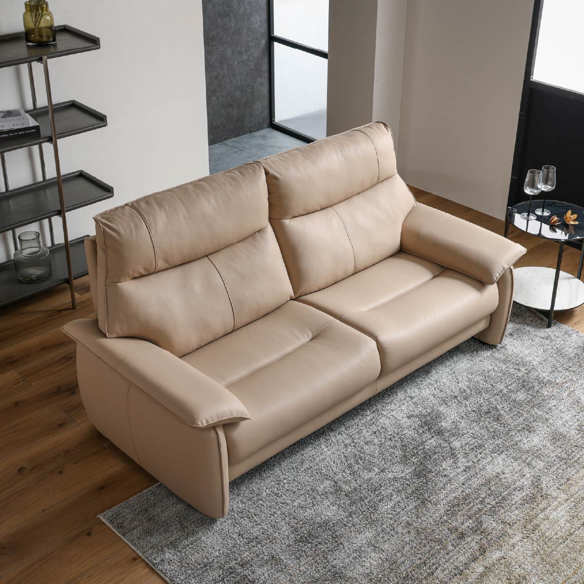 座り心地を追求した上質なリラックス感と、伝統的で重厚感のあるドイツデザインを両立したソファ。