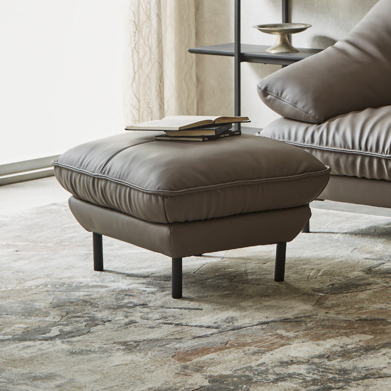 新しい形とボリューム感が特徴的なソファ、「バスカロ」。自然と溶け込みながら圧倒的な存在感を与えます。