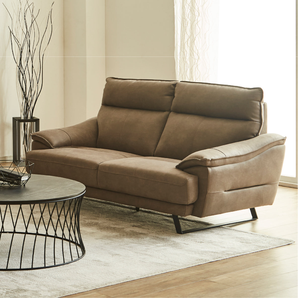 イタリアンオーソドックスにモダン要素を取り入れてデザインされたソファ「フレデリック」。