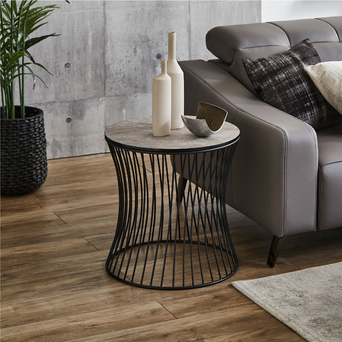 美しい正円を描く天板と、土台のスチールには3次元的なモダンさを取り入れたデザイン。