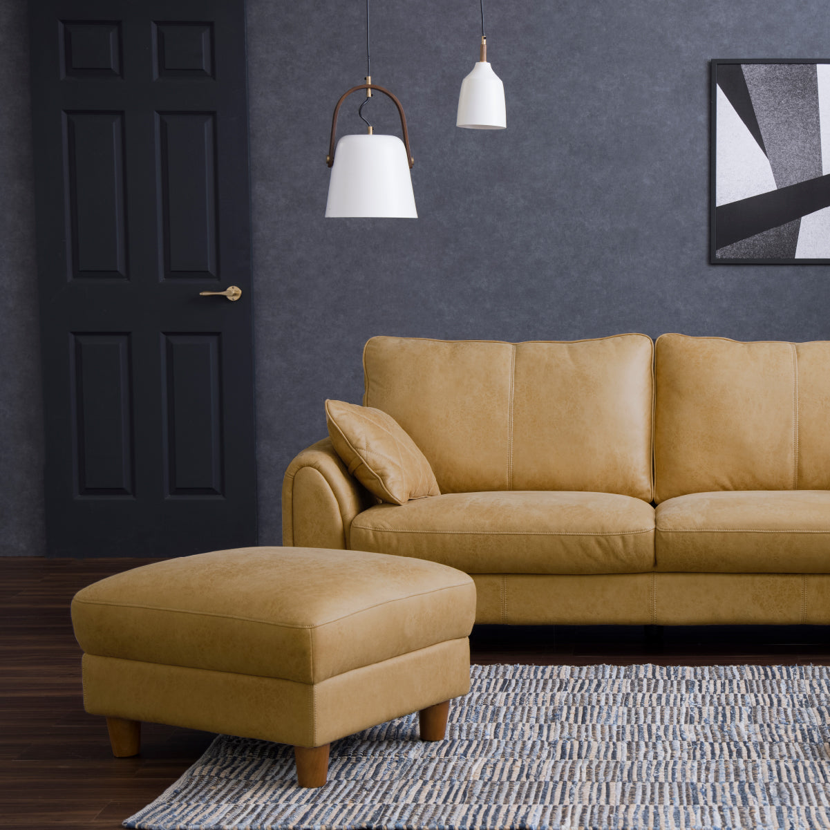 丸みのあるディテールに木脚を組み合わせた上品で繊細なフォルムのオットマン。