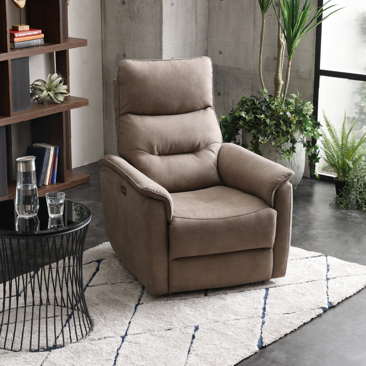 自分だけの贅沢な時間を過ごせる、1人用電動リクライニングソファ「カルディア」。