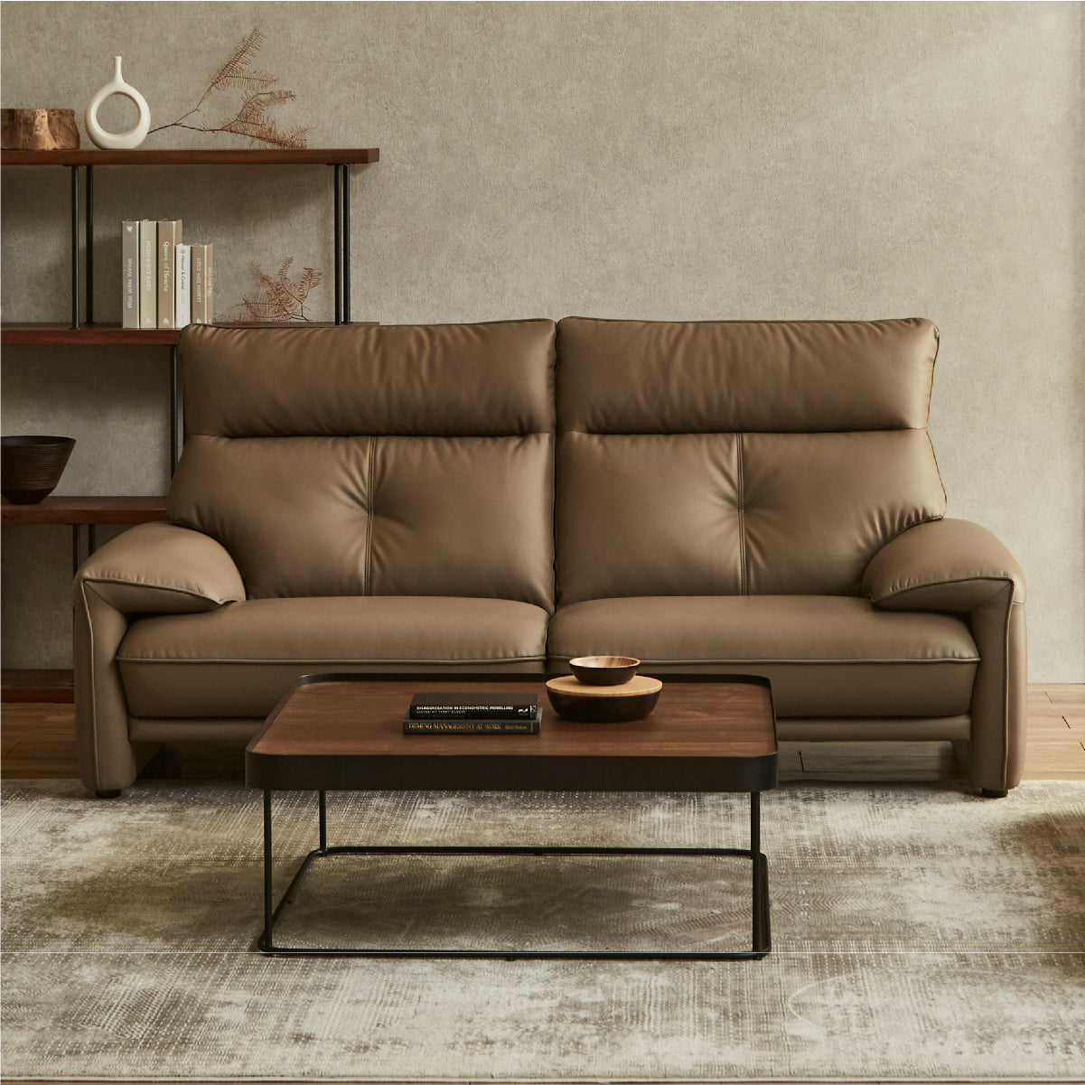 背もたれの絶妙なカーブと心地良さを追求した座面の傾斜が特徴的。