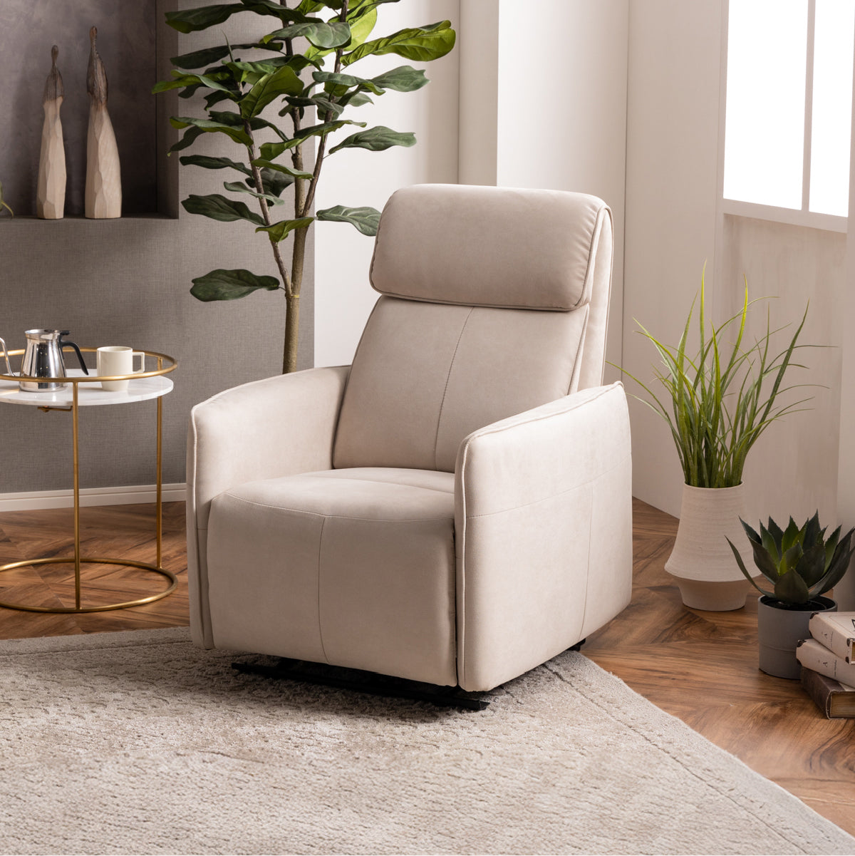 幅77cmのコンパクトな電動パーソナルソファ「カルマ」。