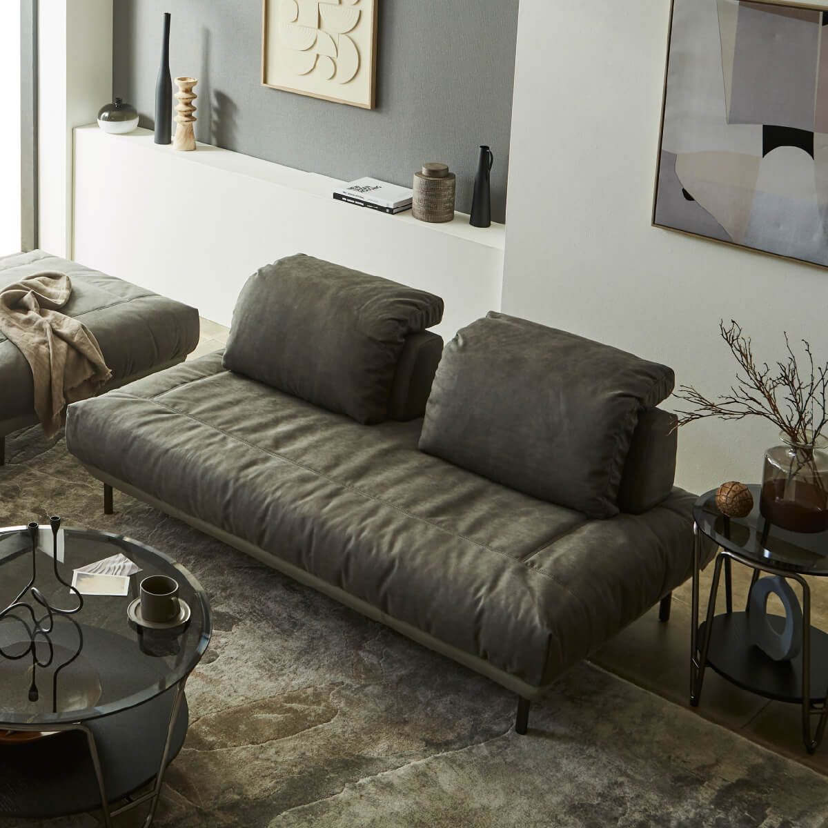 身体が包み込まれるような心地良さを実現。いつまでも座っていたくなるようなゆったりくつろげる座り心地です。