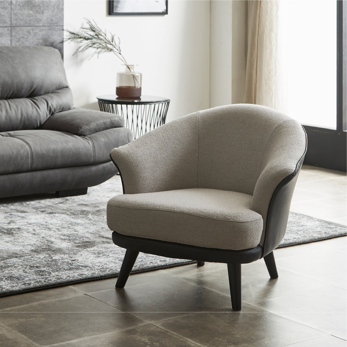 シンプルで上品なイタリアンデザインのオケージョナルソファ「クレビス」。